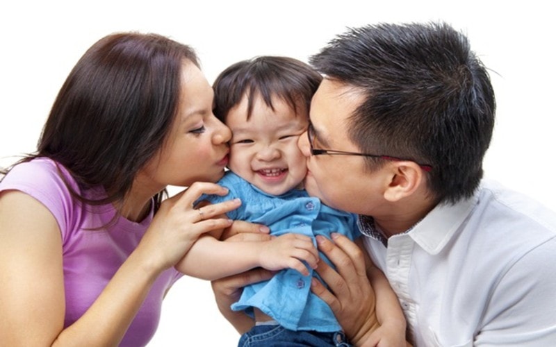 Tránh ôm hôn con khi mới đi làm về: Trước khi trở về nhà từ chỗ làm, bố mẹ đã tiếp xúc với môi trường bên ngoài luôn tiềm ẩn nguy cơ nhiễm bệnh, do vậy, nên tránh ôm hôn, con ngay sau khi từ ngoài về nhà.