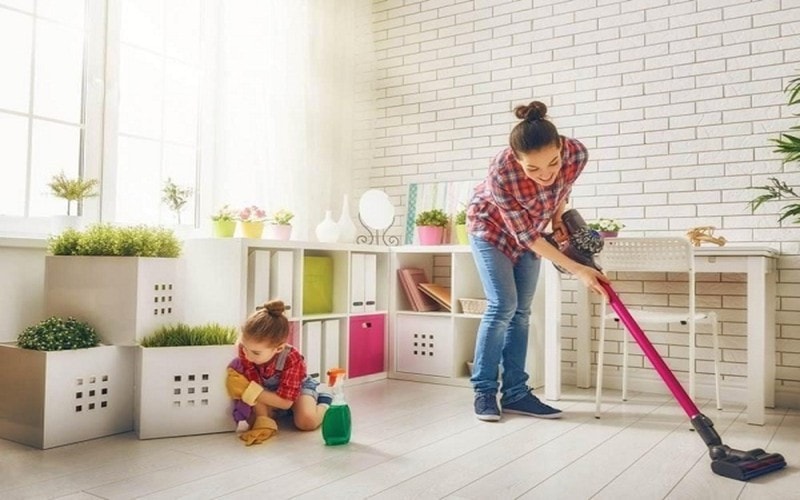 Vệ sinh thường xuyên các loại điều khiển, tay nắm cửa…: Bố mẹ có thể để lại virus trên bề mặt các vật dụng mà mình cầm nắm như điều khiển tivi, điều hòa, tay nắm cửa, đồ chơi của trẻ, do đó cần vệ sinh nhà cửa thường xuyên.