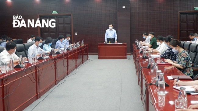 Chủ tịch UBND thành phố Huỳnh Đức Thơ chủ trì buổi họp khẩn. Ảnh: PHAN CHUNG