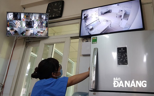 Ngành y tế thành phố đang nâng cao năng lực giám sát, điều trị để phòng, chống Covid-19. Trong ảnh: Theo dõi tình hình sức khỏe các bệnh nhân nhiễm SARS-CoV-2 tại Bệnh viện Đà Nẵng thông qua hệ thống camera. Ảnh: PHAN CHUNG