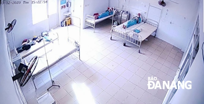 Sau 18 ngày xác định nhiễm SARS-CoV-2, 2 du khách người Anh đã âm tính 3 lần liên tiếp với chủng virus này. Ảnh: 2 du khách đang điều trị, theo dõi tại Bệnh viện Đà Nẵng. Ảnh: PHAN CHUNG