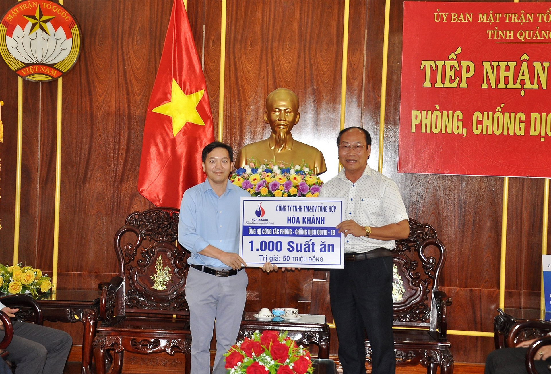 Chi nhánh xăng dầu Quảng Nam hỗ trợ 50 triệu đồng. Ảnh: VINH ANH