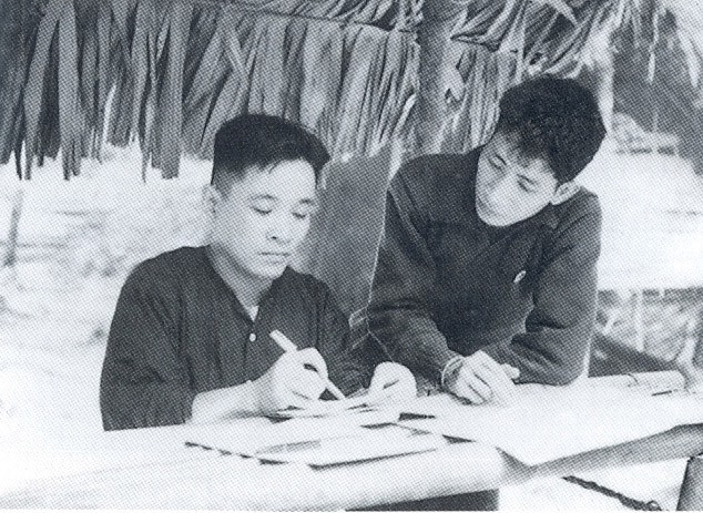 Đồng chí Trương Chí Cương (bên trái) - Phó Bí thư Liên Khu ủy 5 tại Nước Là. Ảnh tư liệu