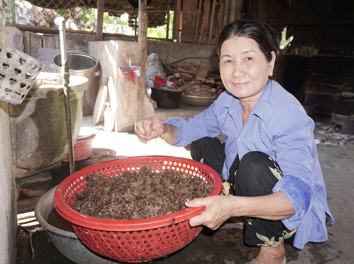 Bà Nguyễn Thị Liên rửa sạch rau câu trước khi nấu. Ảnh: N.TRANG