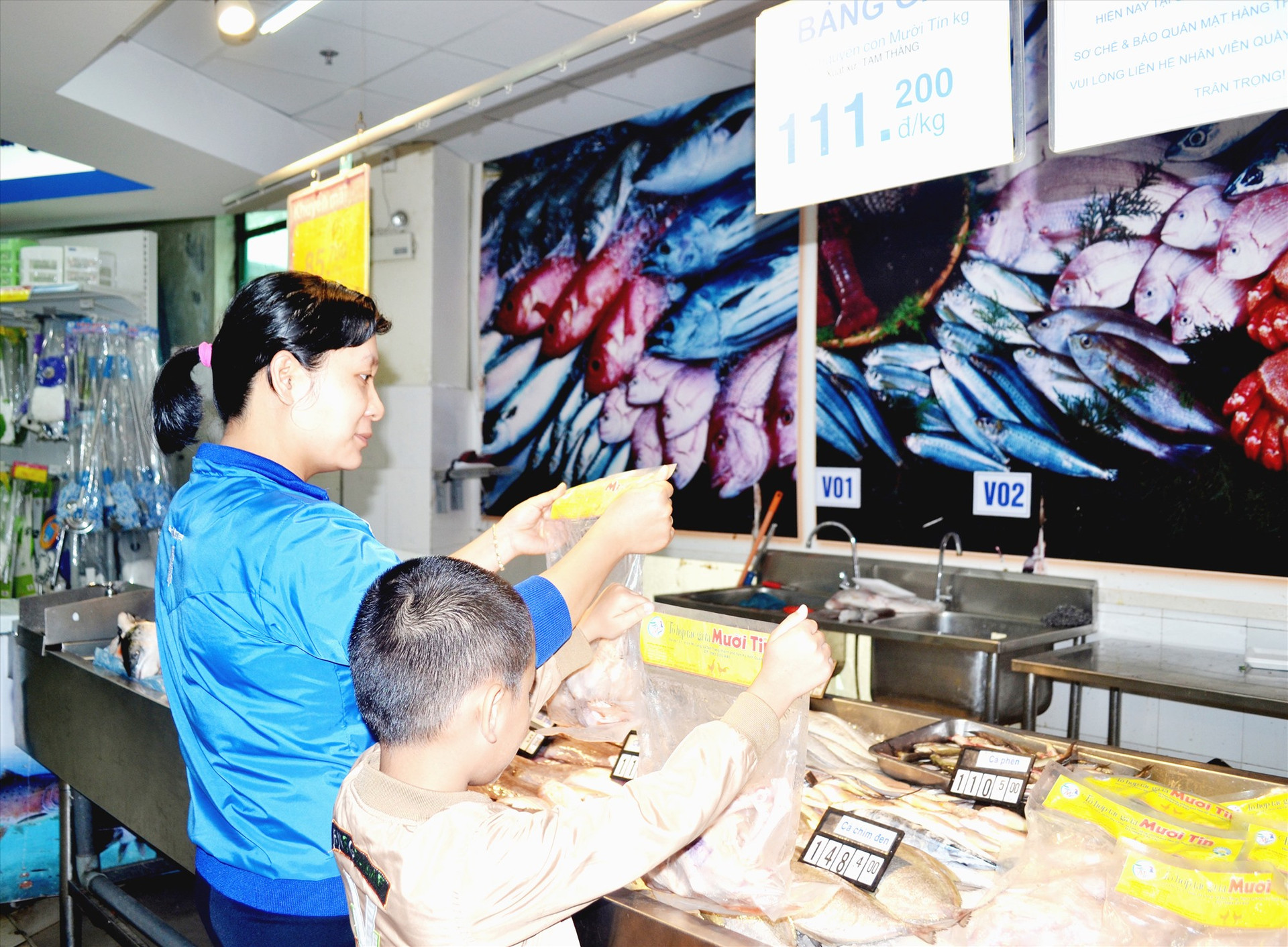 Người dân mua thịt gà Mười Tín ở siêu thị Co.opMart Tam Kỳ. Ảnh: VIỆT NGUYỄN