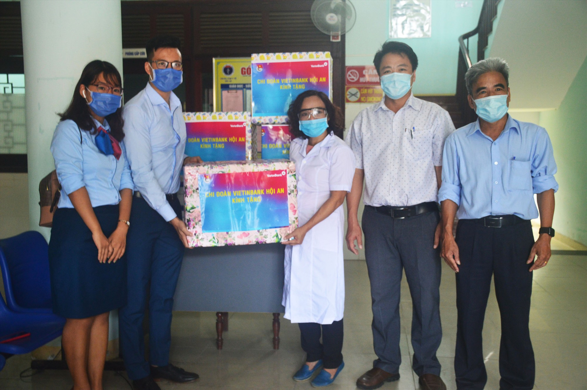 Chi đoàn Vietinbank Hội An trao 2.000 khẩu trang y tế và khẩu trang vải tiếp sức cho y tế địa phương. Ảnh: Q.T