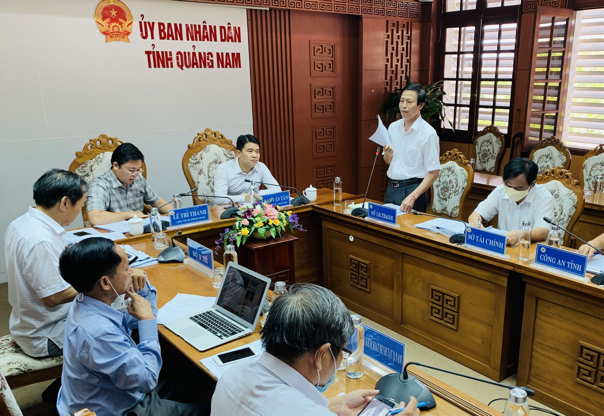 Ông Huỳnh Tấn Triều - Giám đốc Sở LĐ-TB&XH báo cáo sự việc với Ban chỉ đạo phòng chống dịch Covid-19 tỉnh tại cuộc họp chiều nay, ngày 26.3.