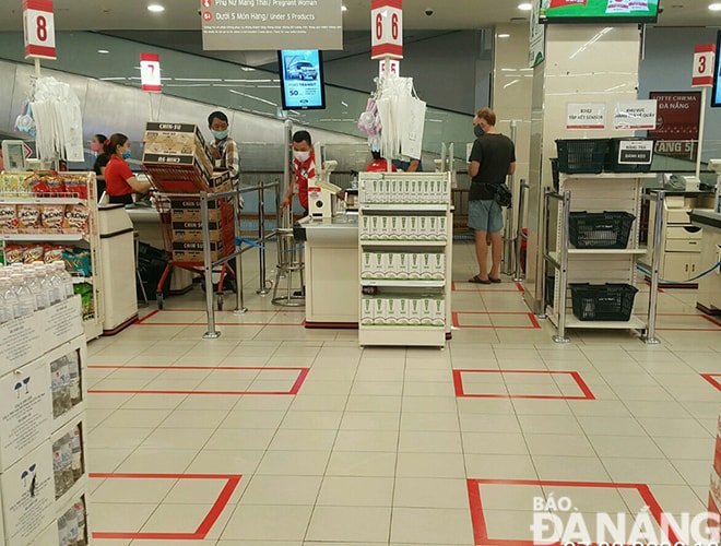 Siêu thị Lotte vẽ sẵn những điểm đứng xếp hàng với khoảng cách nhất định cho khách hàng khi đến mua sắm tại siêu thị trong thời gian này. Ảnh: KHÁNH HÒA