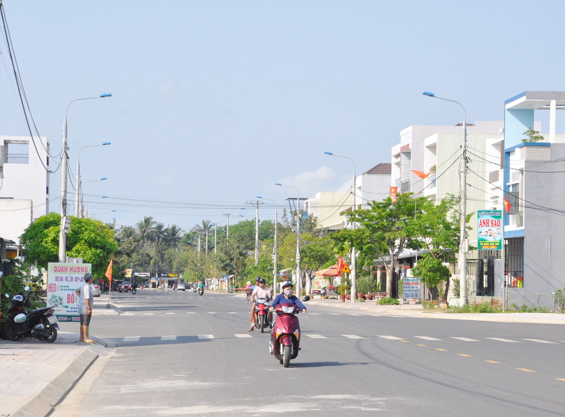 Đường N10 sau nhiều năm không triển khai nay đã hoàn thành khang trang, rộng rãi, góp phần tạo nên diện mạo mới cho đô thị. Ảnh: X.P