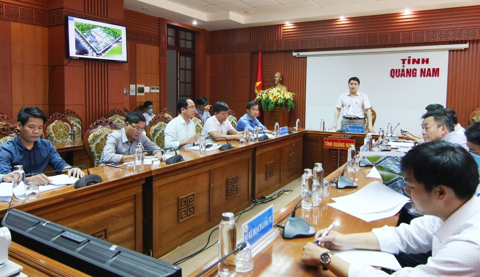 Phó Chủ tịch UBND tỉnh Trần Văn Tân chủ trì cuộc họp thống nhất phương án. Ảnh: T.C