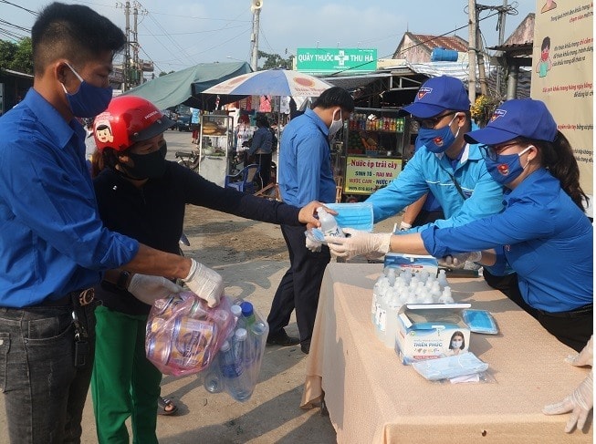 Swapping plastic waste for anti-Covid-19 products at Noi Rang market, Duy Nghia commune, Duy Xuyen district