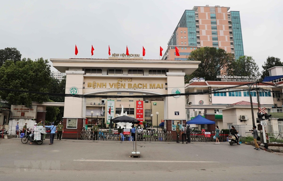 Bệnh viện Bạch Mai đã được đặt trong trạng thái kiểm tra, kiểm soát nghiêm ngặt, khẩn trương để phòng chống dịch COVID-19. (Ảnh: Thanh Tùng/TTXVN)