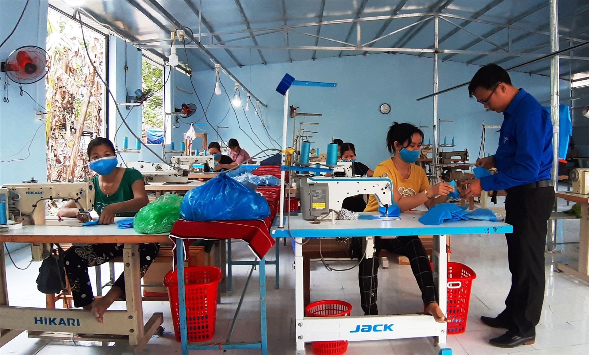 Thăm cơ sở sản xuất khẩu trang, quần áo bảo hộ y tế tại xã Duy Thu.     Ảnh: H.N