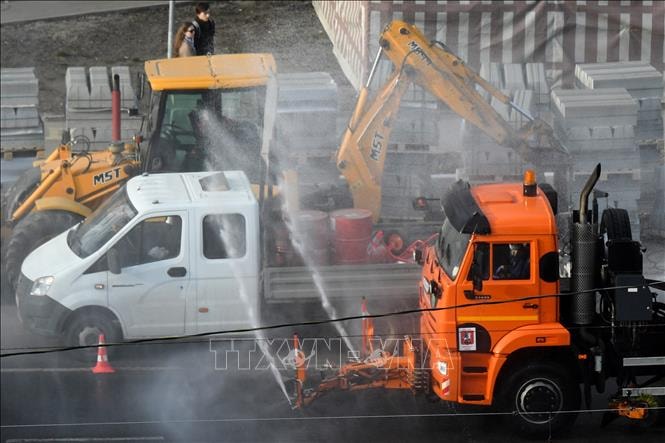 Phun thuốc khử khuẩn trên đường phố ngoại ô thủ đô Moskva, Nga ngày 28-3. Ảnh: AFP/TTXVN