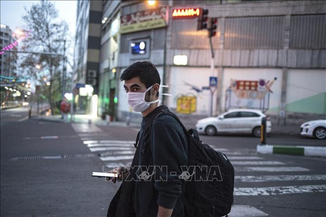 Người dân đeo khẩu trang tại Tehran, Iran ngày 25-3. Ảnh: THX/TTXVN
