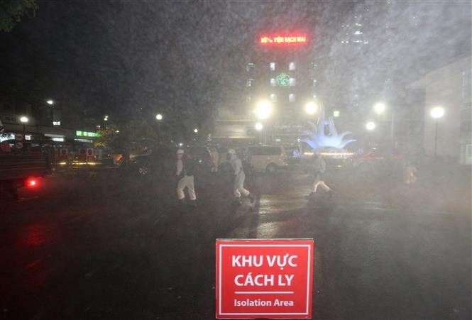  Bộ đội hóa học triển khai lực lượng phun hoá chất khử trùng, tẩy độc Bệnh viện Bạch Mai. Ảnh: Dương Giang/TTXVN