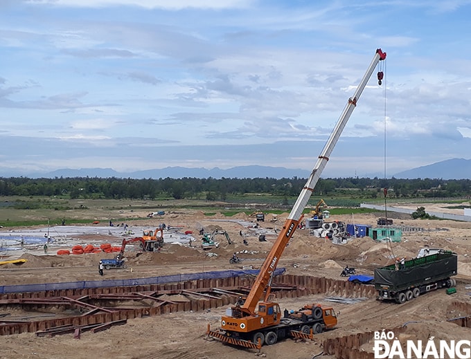 Hạn chế mật độ nhân công thi công ở công trình để bảo đảm phòng chống Covid-19. Trong ảnh: Công trình xây dựng tại địa bàn quận Ngũ Hành Sơn. Ảnh: TRIỆU TÙNG