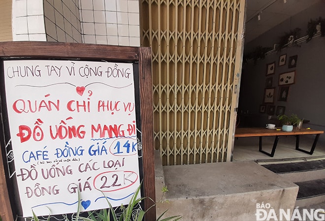 Mặc dù đóng cửa, tạm dừng hoạt động để hạn chế việc tập trung đông người nhưng nhiều hàng quán tiếp tục kinh doanh bằng hình thức giao hàng tại nhà hoặc chỉ bán mang đi. (Trong ảnh: bảng thông báo của một quán giải khát trên đường Phan Thành Tài
