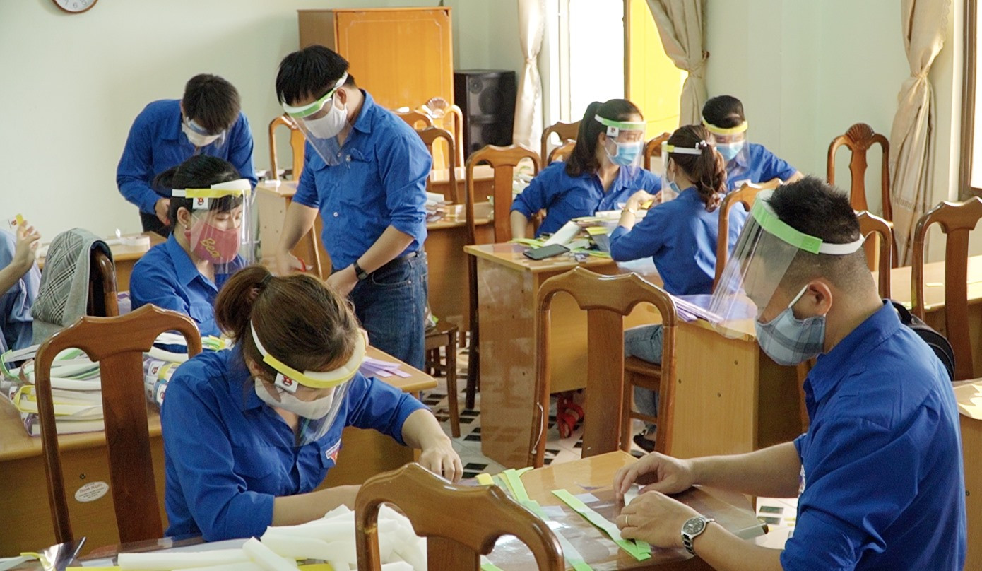 Trong ngày ra quân, Đoàn Thanh niên Sở Y tế đã làm được hơn 1.000 mặt nạ phòng dịch. Ảnh: PHAN VINH