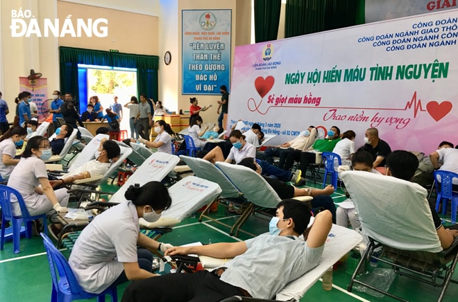 Đông đảo đoàn viên, người lao động tham gia hiến máu tại “Ngày hội hiến máu tình nguyện” trong tháng 3-2020, do Liên đoàn Lao động thành phố tổ chức. Ảnh: TRÀ GIANG