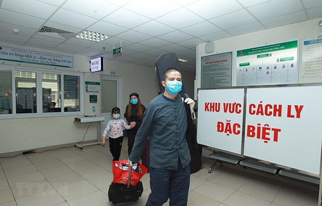Niềm vui của một người được trở về nhà từ khu cách ly của Bệnh viện Bệnh nhiệt đới Trung ương. (Ảnh: Minh Quyết/TTXVN)
