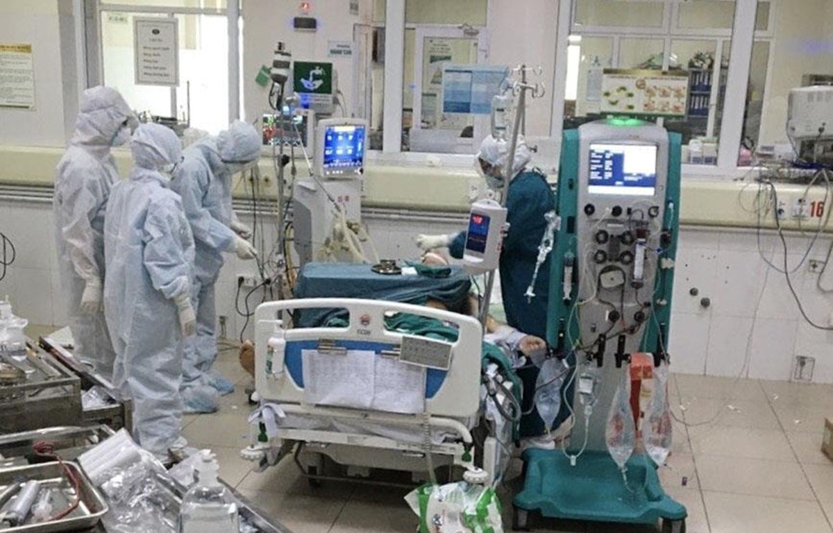Bác sỹ thực hiện lọc máu liên tục cho bệnh nhân COVID-19 nặng tại Bệnh viện Bệnh nhiệt đới Trung ương cơ sở 2. (Ảnh: TTXVN phát)