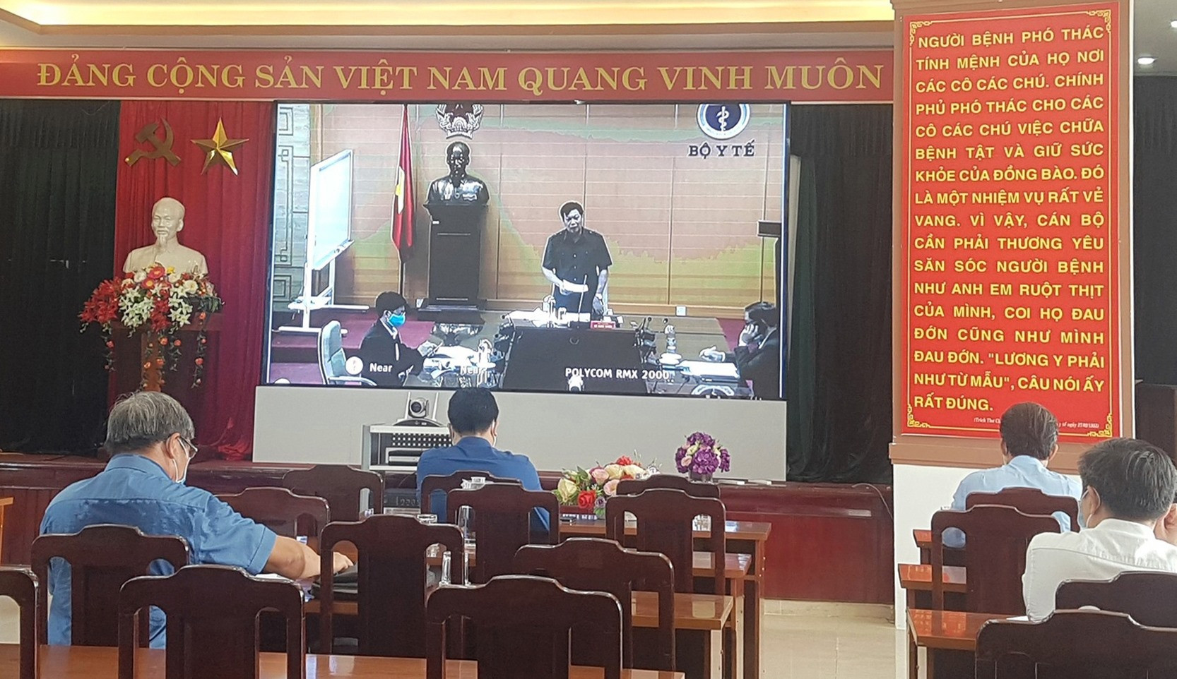 Đầu cầu Quảng Nam tại hội nghị trực tuyến sáng nay. Ảnh: D.L