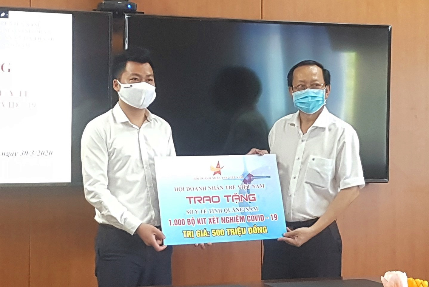 Hội Doanh nhân trẻ Việt Nam tặng 1.000 bộ kít xét nghiệm nhanh Covid-19 trị giá 500 triệu đồng