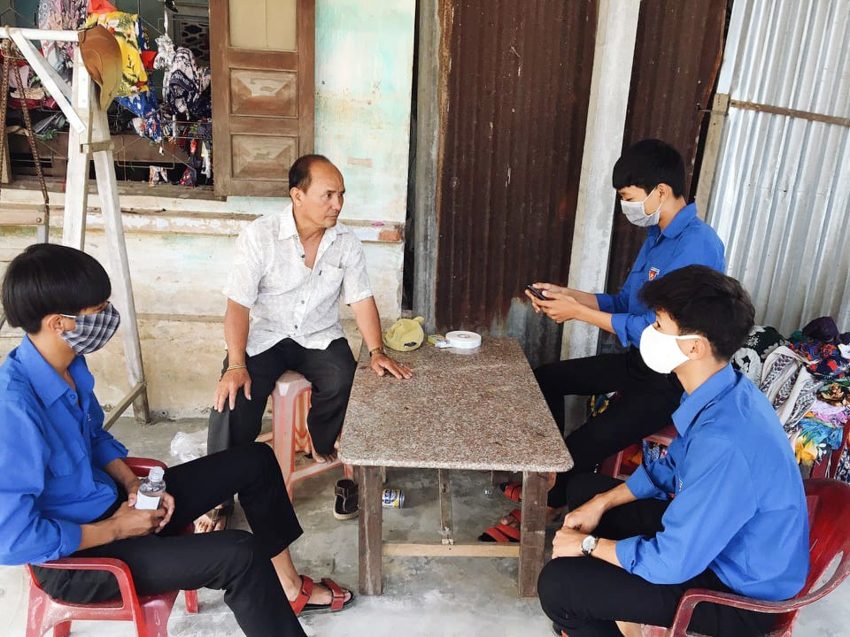 ĐVTN huyện Duy Xuyên hướng dẫn người dân cách cài đặt ứng dụng NCOVI và khai báo y tế.
