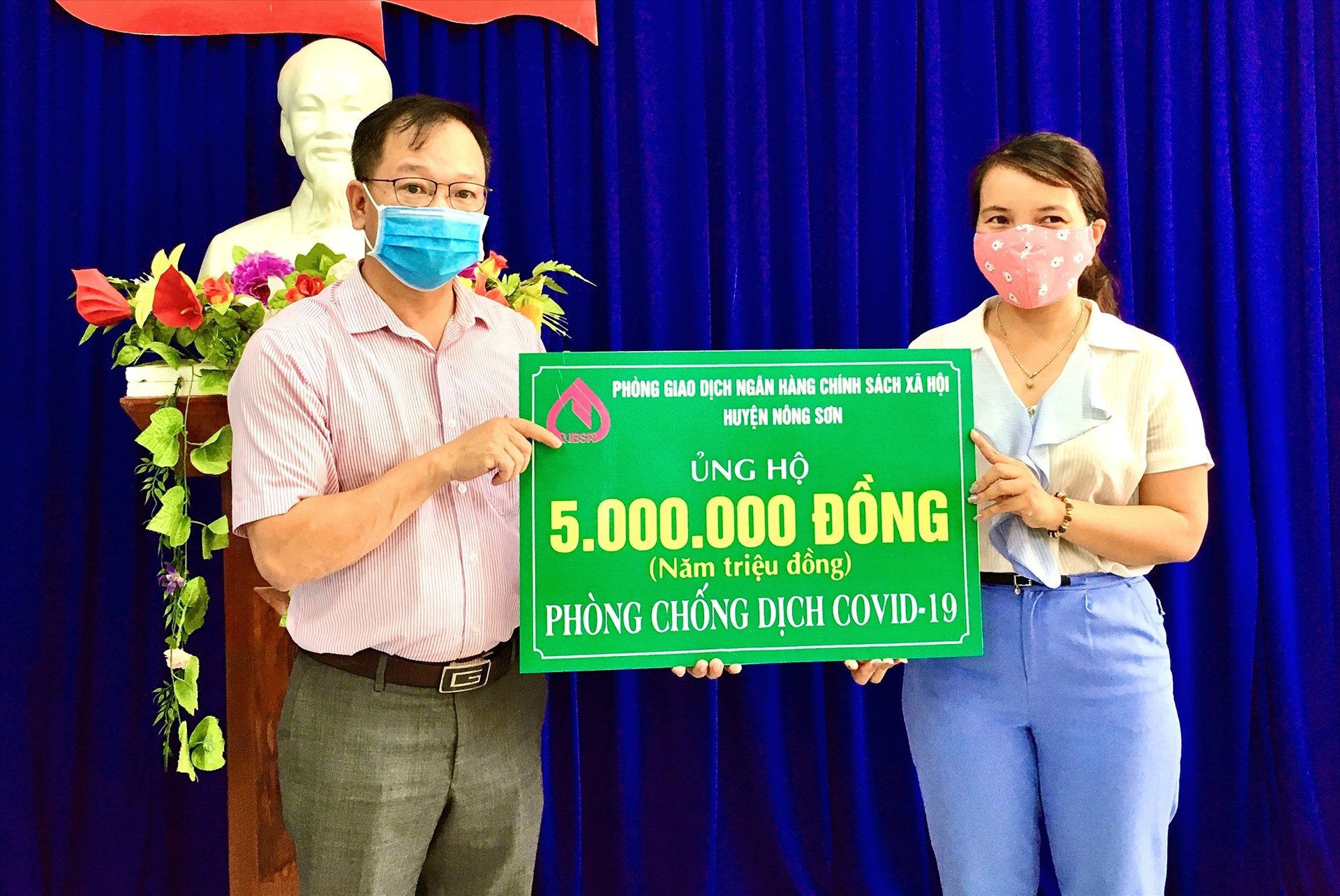 Phòng Giao dịch Ngân hàng Chính sách xã hội huyện Nông Sơn trao 5 triệu đồng hỗ trợ mua sắm trang thiết bị phòng chống dịch Covid-19 cho Ủy ban MTTQ Việt Nam huyện.