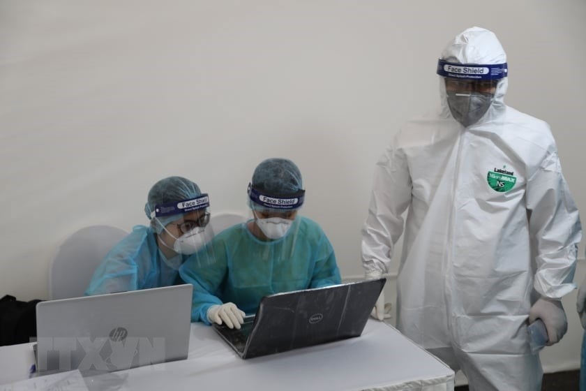 4 Tổ công tác chuẩn bị các thiết bị cơ sở vật chất phục vụ test nhanh có kết quả trong 10 phút tại điểm trường THCS Đống Đa (Hà Nội) sáng 31/3/2020. (Ảnh: Thanh Tùng/TTXVN)