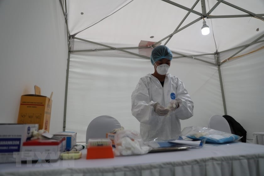Tổ công tác chuẩn bị các thiết bị cơ sở vật chất phục vụ test nhanh có kết quả trong 10 phút tại điểm trường THCS Đống Đa (Hà Nội) sáng 31/3/2020. (Ảnh: Thanh Tùng/TTXVN)