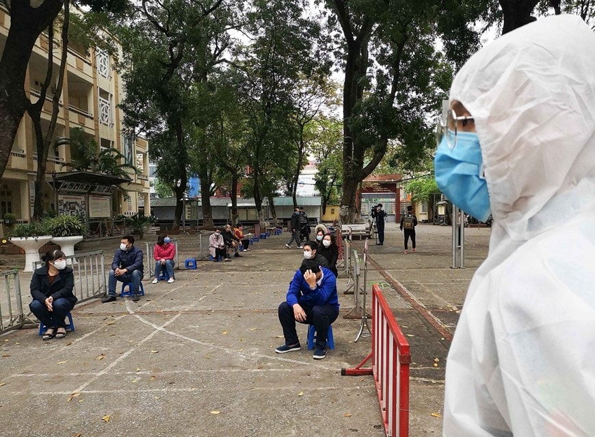 Người dân tới xét nghiệm tại điểm test nhanh ở trường THCS Đống Đa (Hà Nội). (Ảnh: Thanh Tùng/TTXVN)