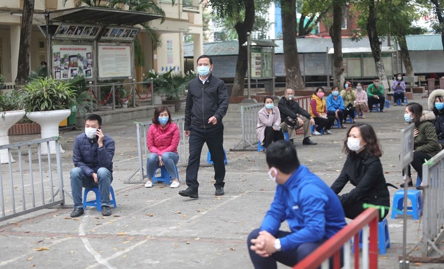 Người dân tới xét nghiệm tại điểm test nhanh ở trường THCS Đống Đa (Hà Nội). (Ảnh: Thanh Tùng/TTXVN)