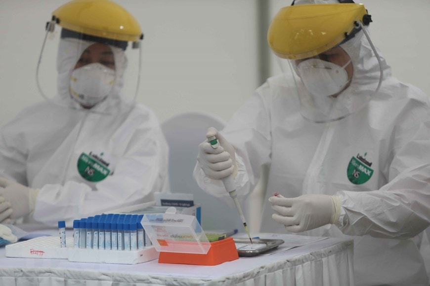 Tiến hành xét nghiệm tại điểm test nhanh ở trường THCS Đống Đa (Hà Nội). (Ảnh: Thanh Tùng/TTXVN)