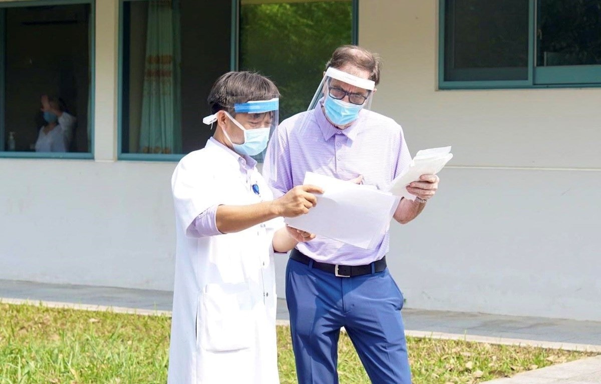 Bác sỹ dặn dò bệnh nhân số 49 (71 tuổi, quốc tịch Anh). (Ảnh: Mai Trang/TTXVN)