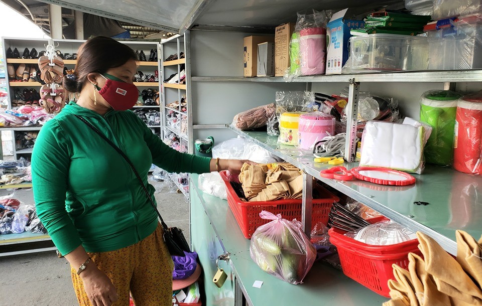 Tiểu thương chợ Phú Thịnh chấp hành nghiêm việc đeo khẩu trang. Ảnh: THANH THẮNG