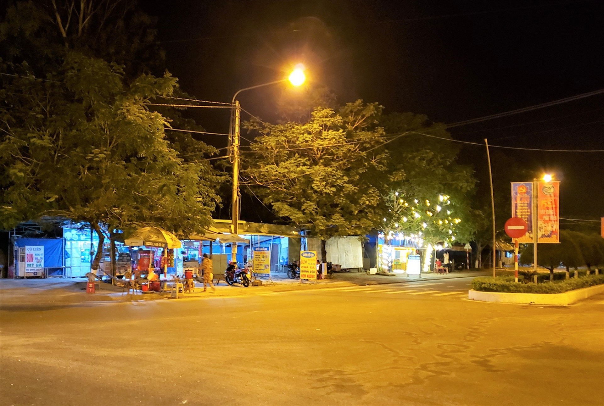 Đường phố thị trấn Phú Thịnh vắng người vào buổi tối. Ảnh: THANH THẮNG