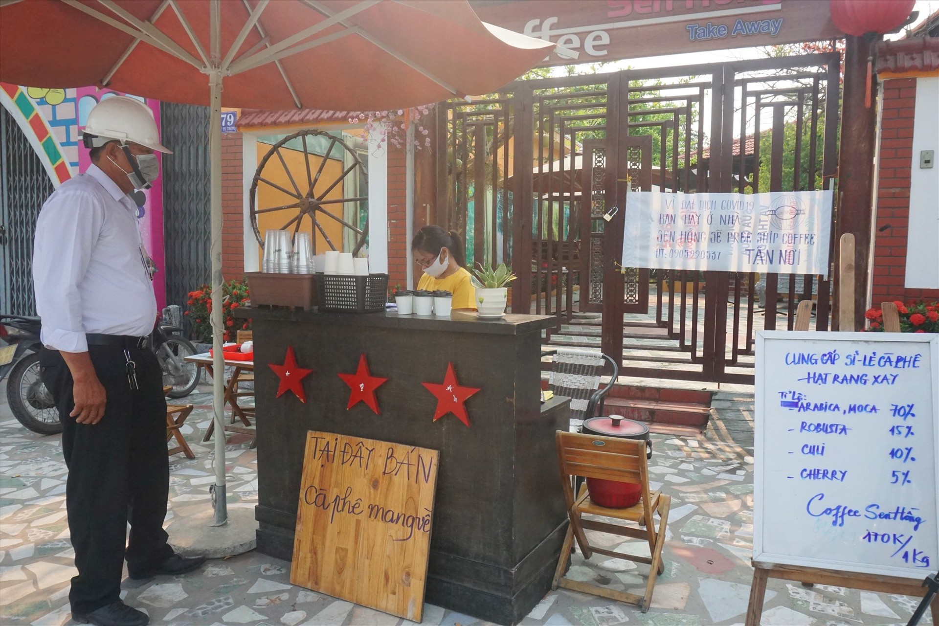 Các quán cà phê trên địa bàn thị trấn Hà Lam đã chuyển sang phục vụ mang về, không phục vụ tại chỗ.