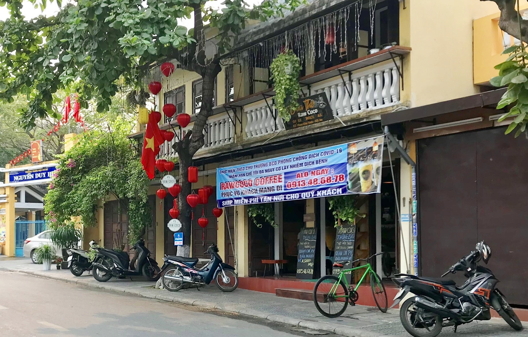 Một quán cà phê chỉ bán cho khách mang đi trên đường Phan Châu Trinh, TP.Hội An. Ảnh: Q.T