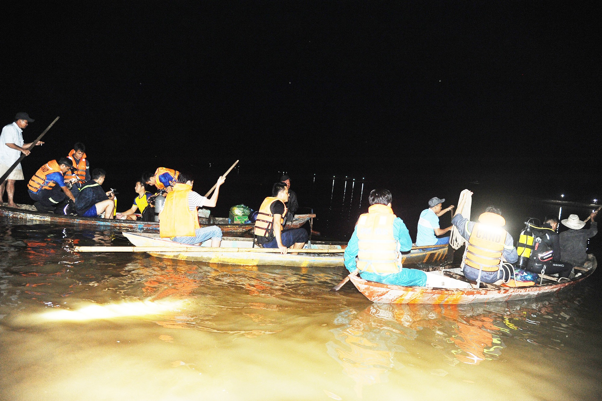 Các lực lượng cứu hộ tìm kiếm thi thể nạn nhân vụ chìm ghe trên sông Vu Gia qua Đại Lộc.Ảnh: C.T