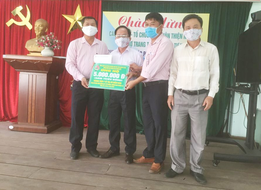 Thạc sĩ, bác sĩ Ngô Thoại - Giám đốc Trung tâm y tế Điện Bàn đón nhận sự ủng hộ của các tổ chức, cá nhân hỗ trợ phòng chống dịch Covid-19. Ảnh: H.C