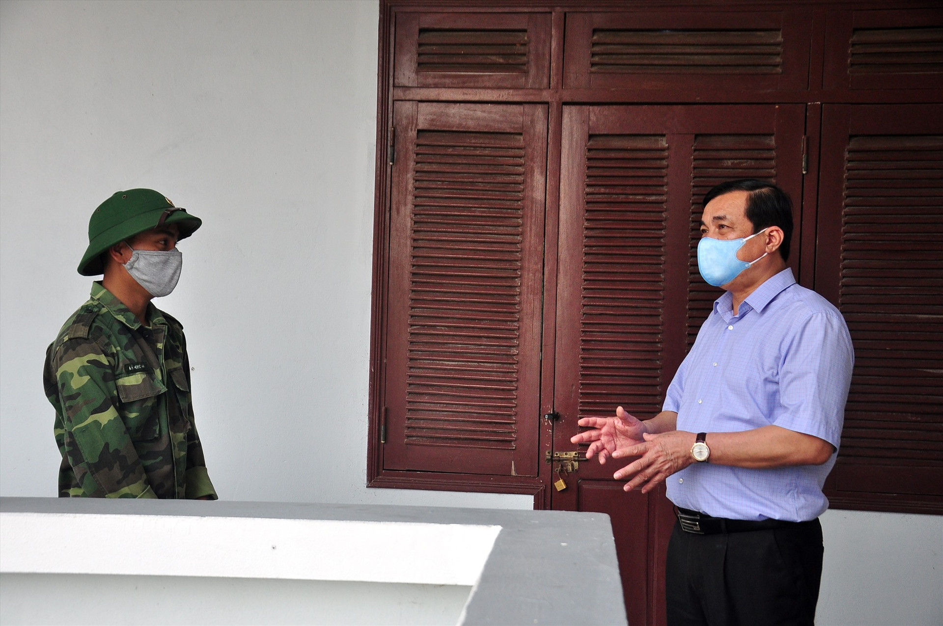 Đồng chí Phan Việt Cường nhắc nhở một chiến sĩ đang thực hiện nhiệm vụ tại Khu cách ly tập trung Trường Trung cấp Cảnh sát nhân dân V. Ảnh: VINH ANH