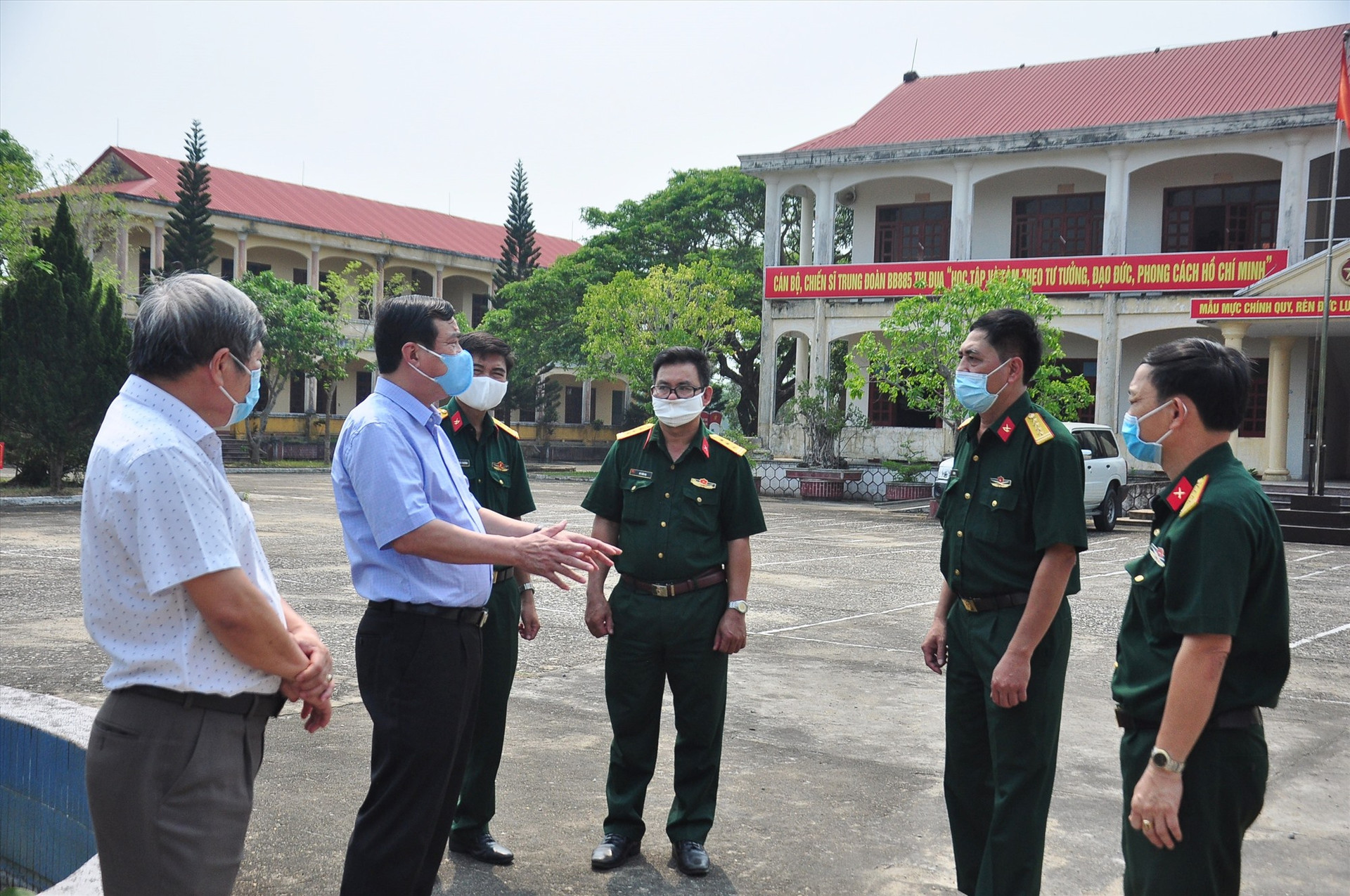 Bí thư Tỉnh ủy Phan Việt Cường trao đổi với lãnh đạo Bộ CHQS tỉnh tại khu cách ly tập trung Trường