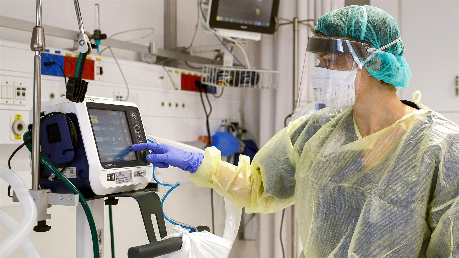Nhân viên y tế giám sát máy thở tại một bệnh viện ở Pháp. Ảnh: CNN