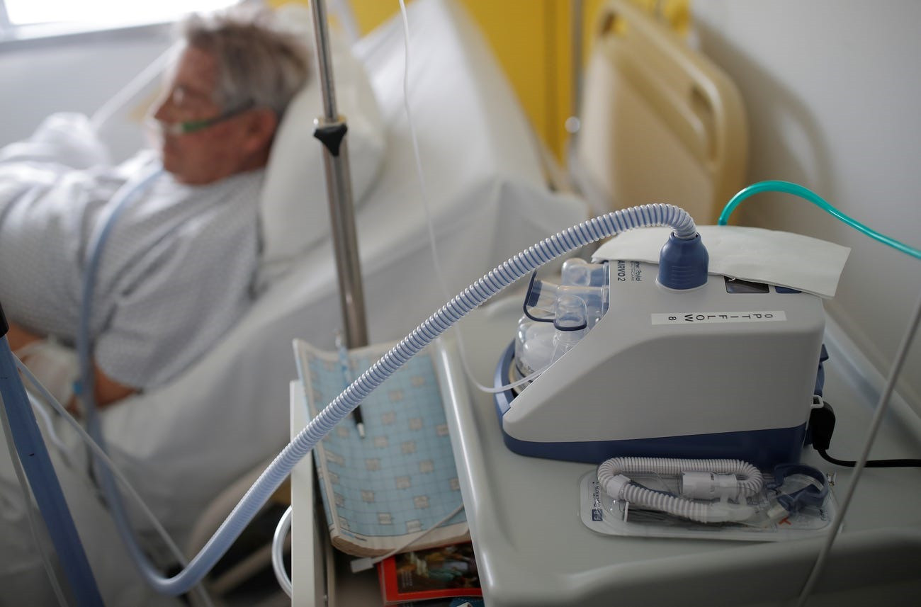 Một bệnh nhân Covid-19 trở nặng, đang cần sự hỗ trợ của máy thở. Ảnh: Reuters