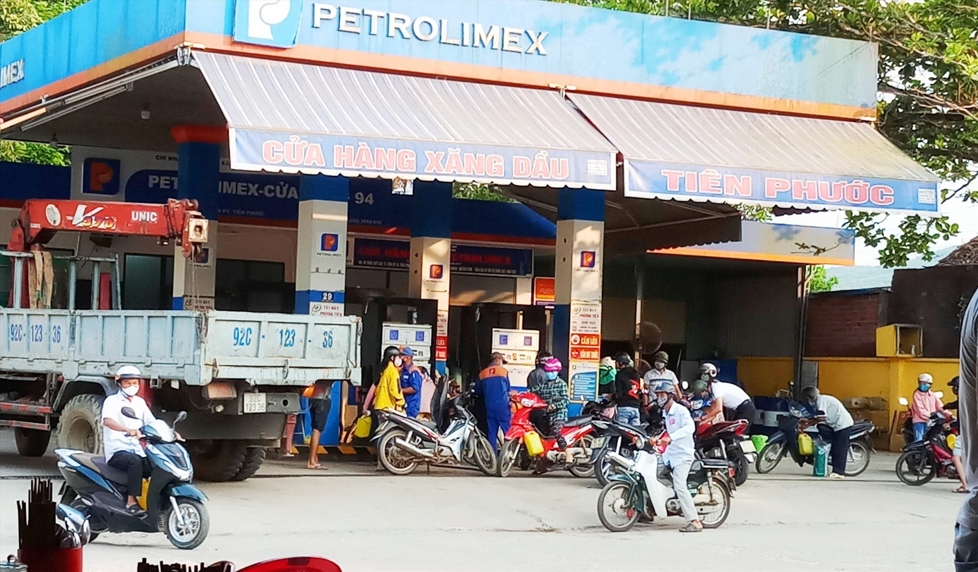 Người dân Tiên Phước mua xăng dầu về tích trữ khi giá giảm. Ảnh: H.H