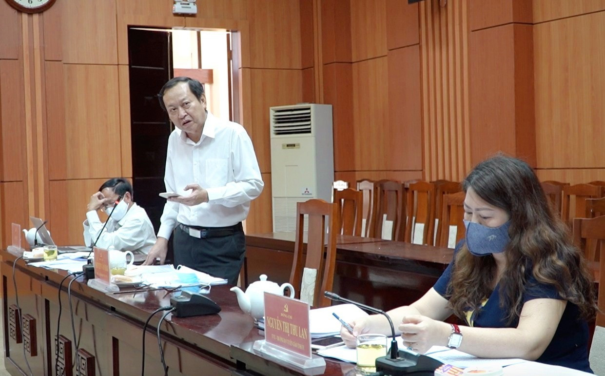 Ông Nguyễn Văn Hai - Giám đốc Sở Y tế báo cáo tại cuộc họp. Ảnh: PHAN VINH
