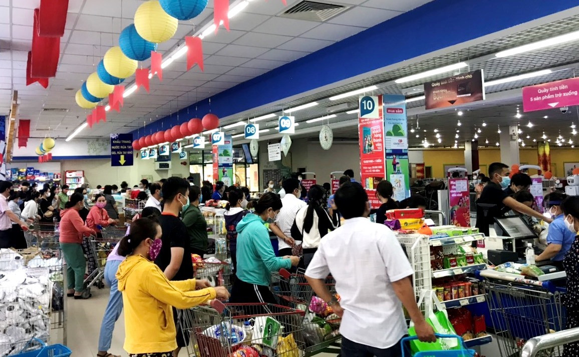 Tại các quầy thanh toán tiền siêu thị Coop mart Tam Kỳ chiều 31.3 có rất đông khách hàng phải đứng chờ. Ảnh: V.A