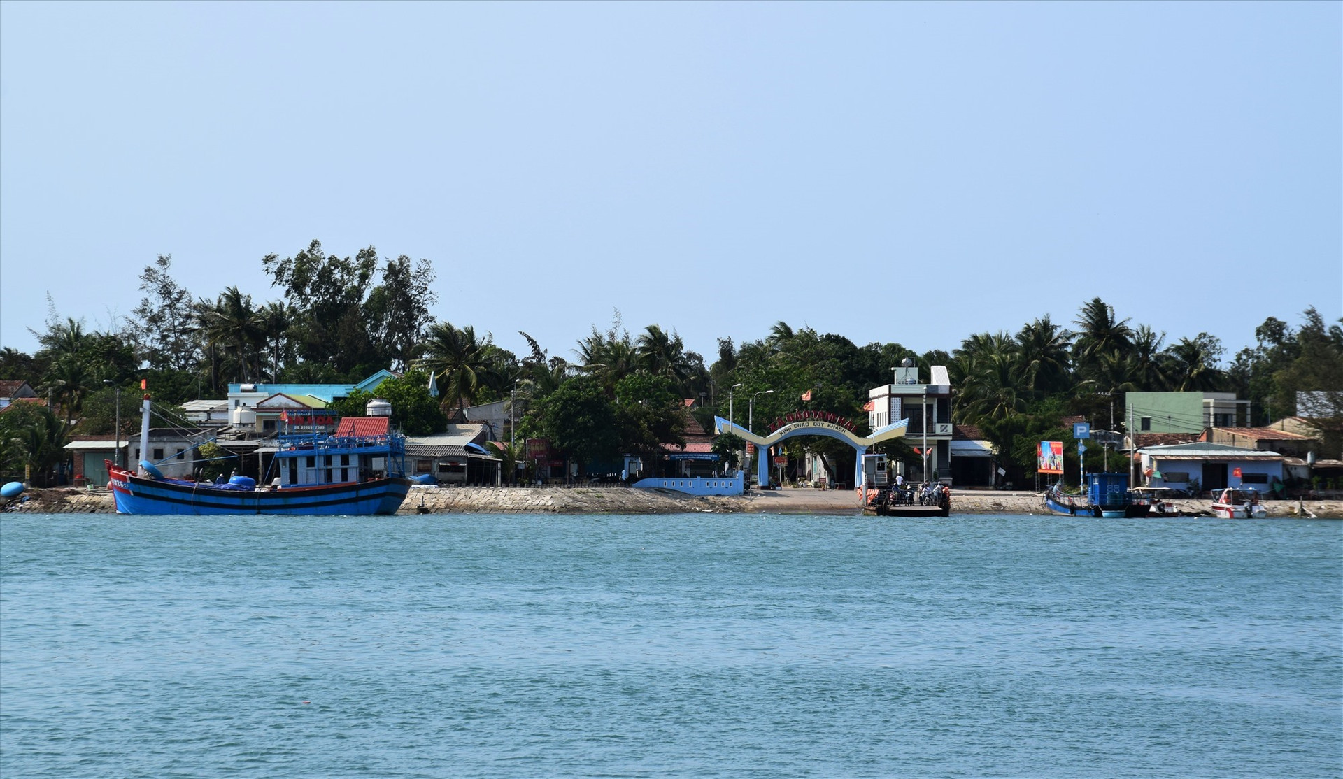 Từ 0 giờ ngày 1.4 sẽ tạm dừng các tuyến phà khách qua xã đảo Tam Hải. Ảnh: THANH THẮNG